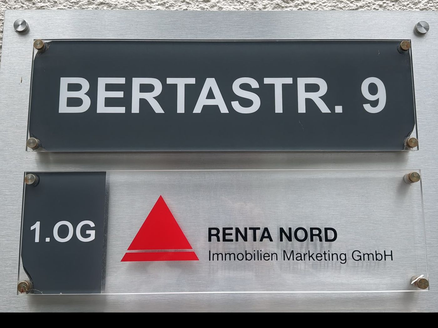 Firmenschild von RENTA NORD an der Fassade Bertastraße 9, 1. OG, Hannover
